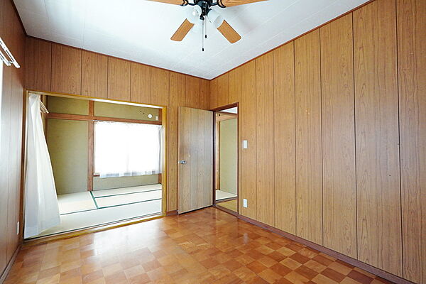 2部屋つなげて使うことができる洋室。南向きで大変明るい気持ちの良い空間です。