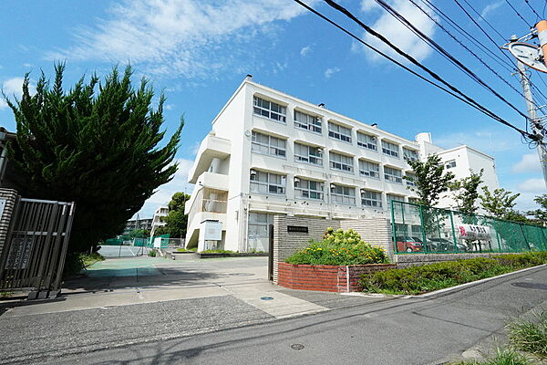 横浜市立大正中学校約1000m(徒歩約13分）