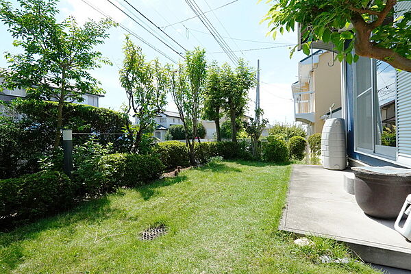 日当たりの良い専用庭スペース。ガーデニングや家庭菜園を楽しむ場所として心地よく活用できます。