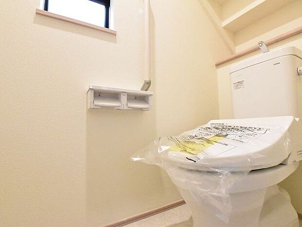 温水洗浄便座機能付きのトイレには小窓があり明るく清潔感のある作りになっております。