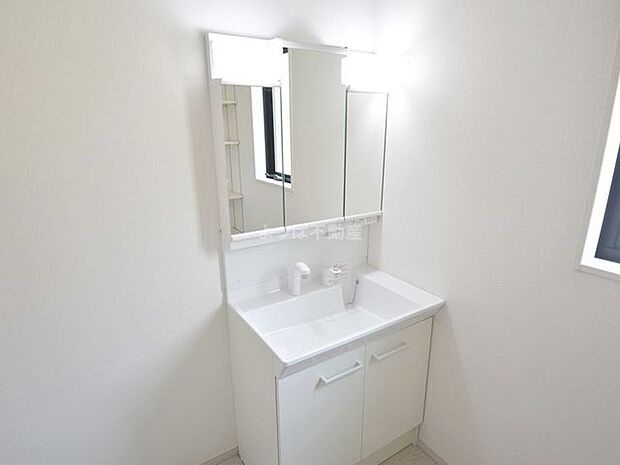三面鏡の洗面台は鏡の裏が収納ポケットになっており、ヘアケア用品や歯ブラシなどで散らかりがちな洗面台周りがスッキリと片付られます※同仕様