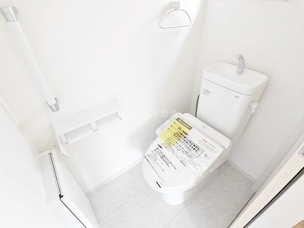 温水洗浄便座機能付きのトイレには小窓があり明るく清潔感のある作りになっております。※同仕様