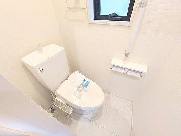 温水洗浄便座機能付きのトイレには小窓があり明るく清潔感のある作りになっております。