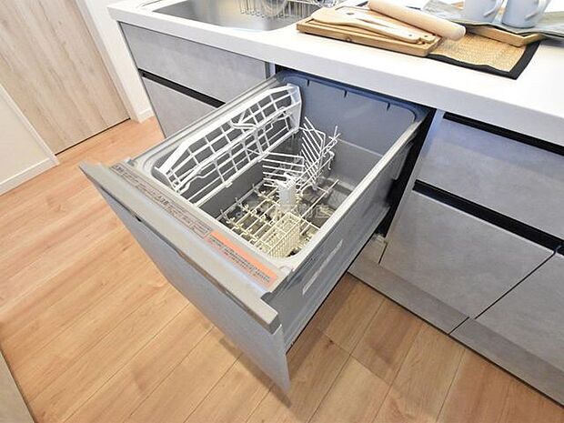 食器洗乾燥機付きで家族の食器もピカピカ。食後の後片付け、環境にもママの手にも優しい設備です。システムキッチン内に納まっているので、お料理の邪魔にもならずスッキリ快適にご利用いただけます。