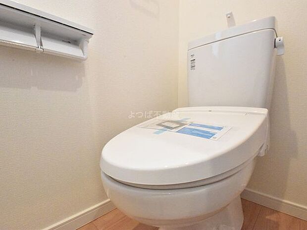 ウォシュレット機能付きのトイレです。トイレ横には洗面化粧台が併設されております。