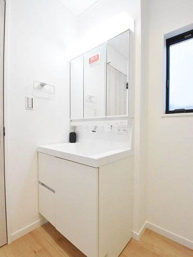 三面鏡の洗面台は鏡の裏が収納ポケットになっており、ヘアケア用品や歯ブラシなどで散らかりがちな洗面台周りがスッキリと片付られます。