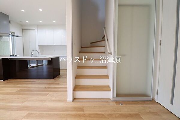 キッチンはハーフアイランド型のペニンシュラキッチン！