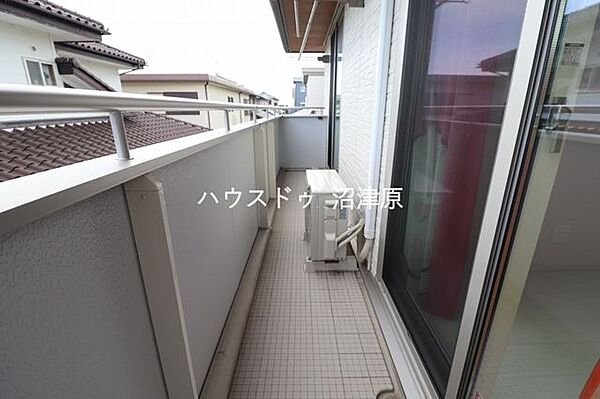 2部屋にまたがるバルコニー！