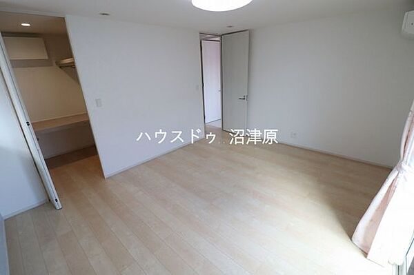 ホワイトを基調とした10畳の洋室！ウォークインクローゼットのあるお部屋！