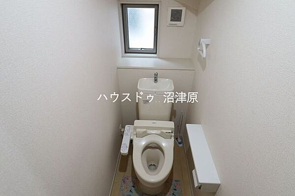 予備のトイレットペーパーが置ける棚付き1Fトイレ