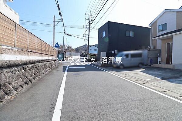 前面道路の幅員は7.15ｍ、駐車しやすさ◎