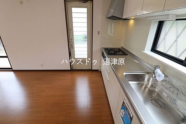 キッチン横には勝手口がございます