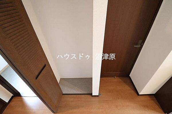 玄関前の収納です
