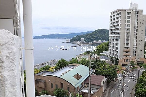 海と花火が見えるバルコニー