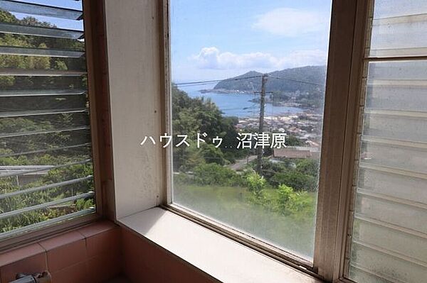 浴室の窓より、湯船に浸かりながらオーシャンビューを堪能