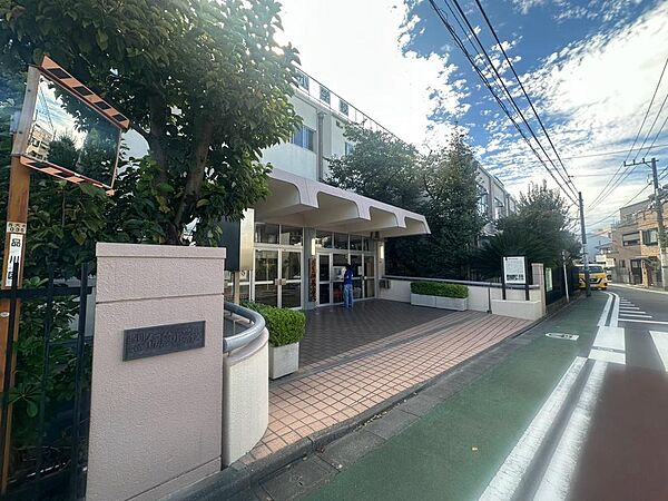 伊藤小学校　270ｍ　徒歩4分　保育園や学校などの教育施設が周辺に点在。子育て世帯にも暮らしやすい、安心感のある住環境です。