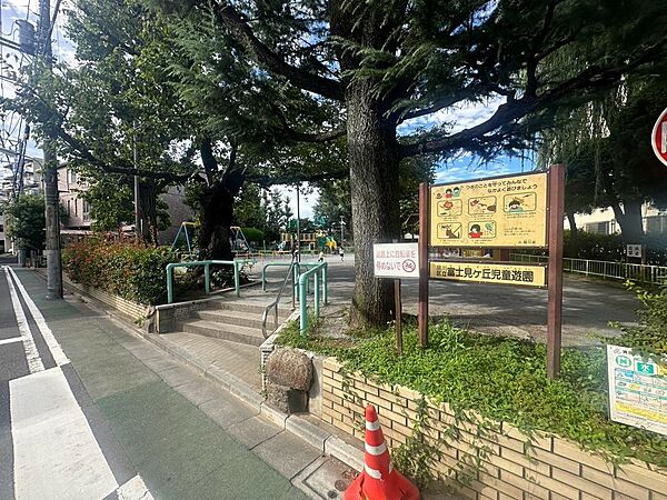 富士見ケ丘児童遊園　200ｍ　徒歩3分　公園や緑を感じられるスポットも身近にあり、都心の利便性と穏やかな住環境を両立できるエリアです。