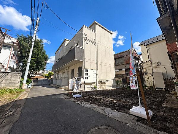 前面道路は交通量が少なく、穏やかな住環境。周囲の視線も気になりにくく、落ち着いた暮らしが叶います。