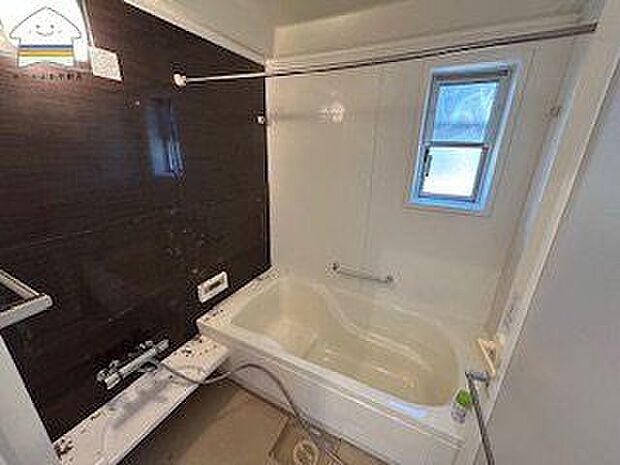 【浴室乾燥機付】お風呂は1坪のユニットバスです。浴室暖房と浴室乾燥がついており、寒い日も暖かく入れ、梅雨の日の洗濯物の乾燥もできちゃいます♪（リフォーム中）