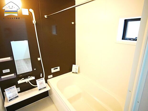 【浴室乾燥機付】お風呂は1坪のユニットバスです。浴室暖房と浴室乾燥がついており、寒い日も暖かく入れ、梅雨の日の洗濯物の乾燥もできちゃいます♪