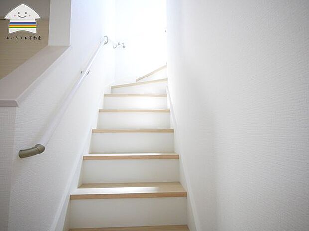 【手摺付き階段】手摺付きで安全面に考慮した階段です♪