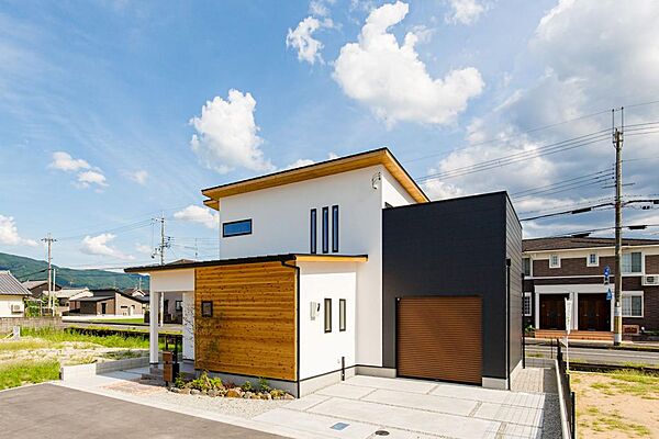 当社施工例。白い漆喰に天然木でアクセント。耐震等級３を標準。　断熱気密もこだわり、快適な住環境を実現します。