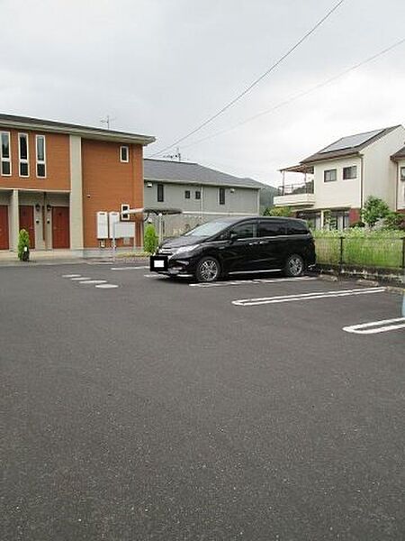 画像11:車をお持ちの方に嬉しい駐車場付きの物件です