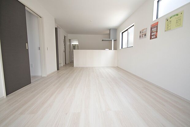 通風・採光に優れ、心地よい光と風が溢れています。 贅沢で豊かな居住性と、プライドを満たすクオリティが見事に調和した住空間。新築ならではの快適なひとときをご体感頂ける筈です。