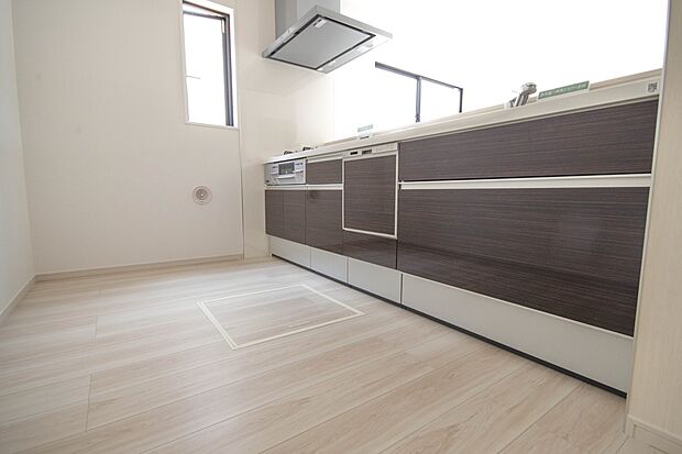 三口コンロで料理の幅を拡げてくれる使いやすいシステムキッチンを採用。洗い場も大きいので野菜や食器を洗ったりする際にも捗り、奥様の強い味方となってくれるはずです。