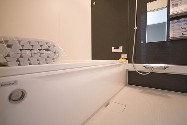 高級感溢れるカラーと大きさ・柔らかな曲線で構成された半身浴も楽しめるバスタブが心地よさをもたらします。