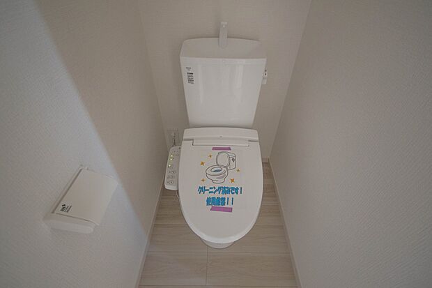 快適な生活を送るための必須アイテムとなった洗浄機能付トイレ。おしり洗浄、ビデ洗浄、暖房便座の3つの機能を標準装備しています。