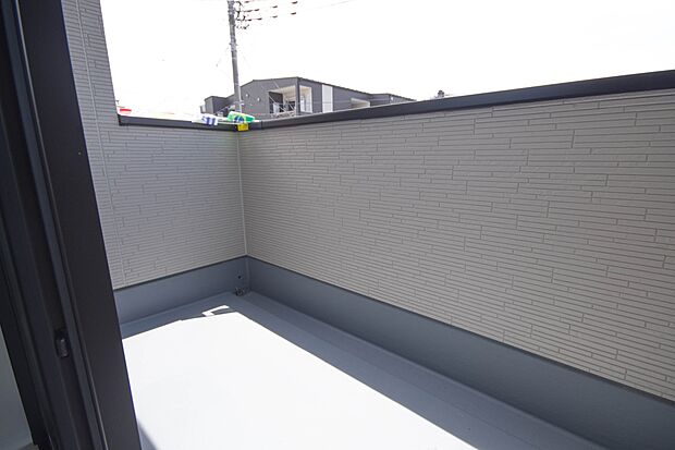 朝の澄んだ空気や、夕方に吹く清々しい風を五感で感じられるバルコニー。住まいの中で唯一屋外にあって、本当の自然を感じられるスペースです。