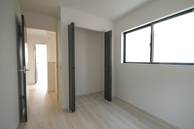 独立性を高めたお部屋。たっぷりの収納も配備しており、片付いた空間を現実出来そう。陽光も降り注ぐ明るく開放的な空間が魅力的。