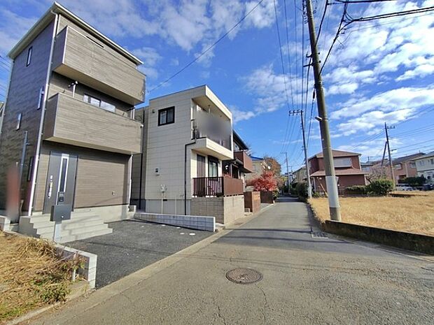 前面道路の日当たりの良い明るいお家。