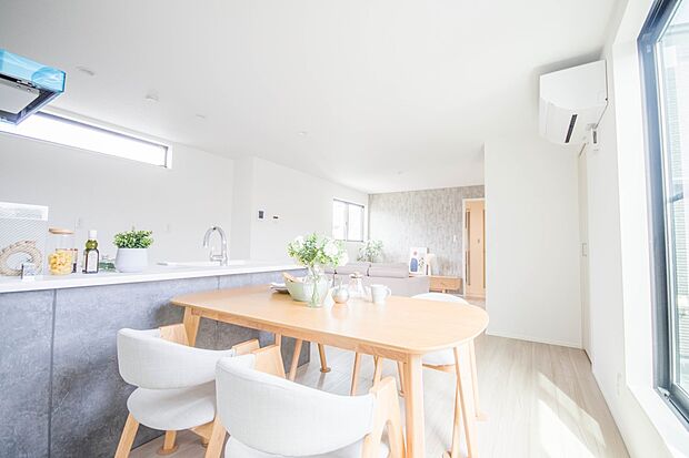 通風・採光に優れ、心地よい光と風が溢れています。 贅沢で豊かな居住性と、プライドを満たすクオリティが見事に調和した住空間。新築ならではの快適なひとときをご体感頂ける筈です。