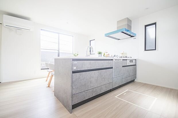 三口コンロで料理の幅を拡げてくれる使いやすいシステムキッチンを採用。洗い場も大きいので野菜や食器を洗ったりする際にも捗り、奥様の強い味方となってくれるはずです。