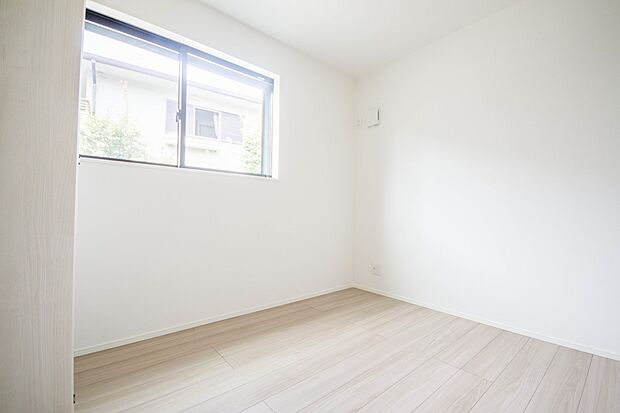 明るい窓のあるお部屋は子供部屋にぴったり。可愛い家具で素敵なお部屋に。