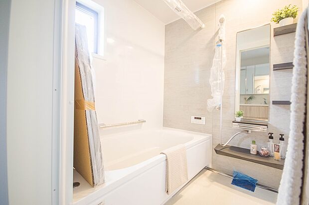 高級感溢れるカラーと大きさ・柔らかな曲線で構成された半身浴も楽しめるバスタブが心地よさをもたらします。