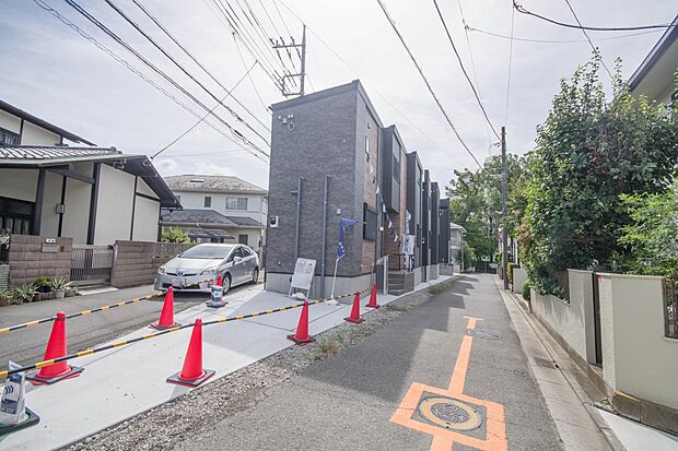 街に溶け合う美しい景観と、採光や風通しを考えて設計された間取り。近隣の視線を考え調整した窓位置など、外観だけでなく、住まうご家族の心地よさを最優先しました。