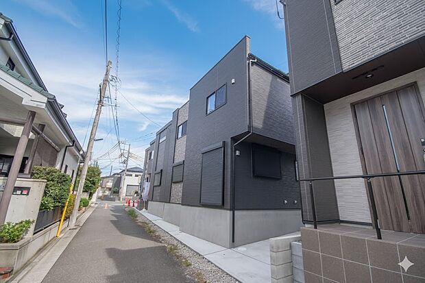 前面道路の日当たりの良い明るいお家。