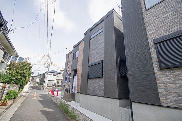 前面道路の日当たりの良い明るいお家。