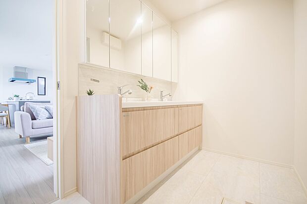 洗面室のある脱衣所は広々。脱いだお洋服をそのままお洗濯。