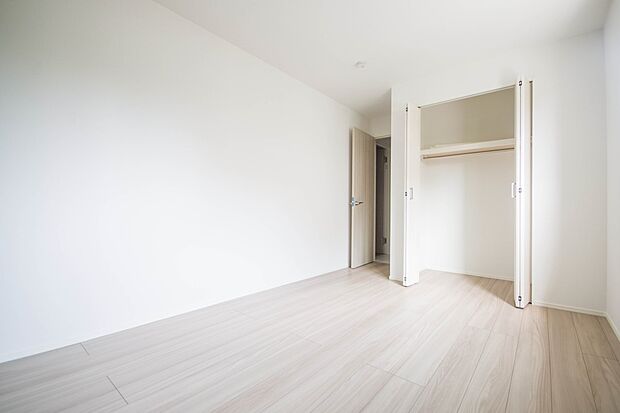 独立性を高めたお部屋。たっぷりの収納も配備しており、片付いた空間を現実出来そう。陽光も降り注ぐ明るく開放的な空間が魅力的。