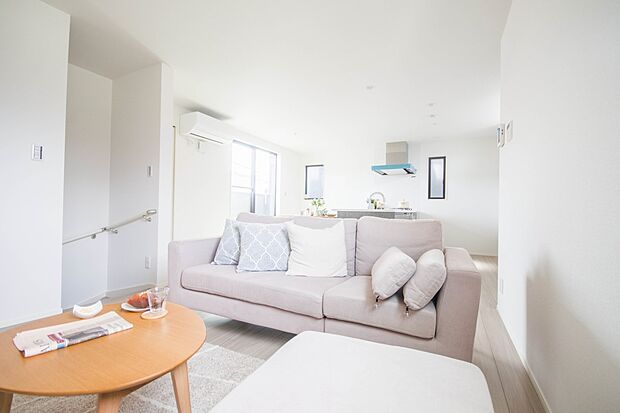 リビングは、食事スペースと寛げる場所設けてもまだ余裕の広さ。明るい光が照らしてくれます。