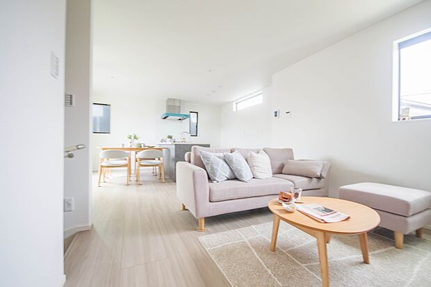 明るく開放的なダイニング。家族とのコミュニケーションが取りやすく、みんなの笑顔が溢れます