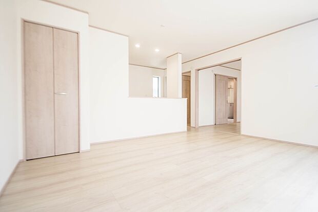 通風・採光に優れ、心地よい光と風が溢れています。 贅沢で豊かな居住性と、プライドを満たすクオリティが見事に調和した住空間。新築ならではの快適なひとときをご体感頂ける筈です。