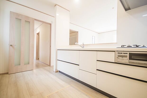 三口コンロで料理の幅を拡げてくれる使いやすいシステムキッチンを採用。洗い場も大きいので野菜や食器を洗ったりする際にも捗り、奥様の強い味方となってくれるはずです。