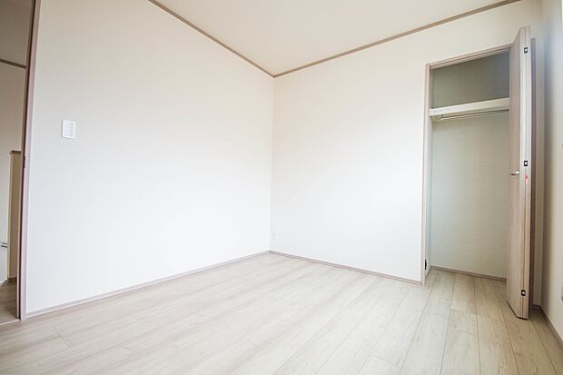 バルコニーに直接出入りできるお部屋です。ちょっと外の空気を吸いたい時や、ベランダでミニガーデニングなども楽しめそうです。