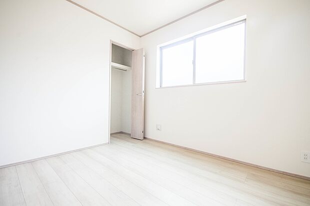 明るい窓のあるお部屋は子供部屋にぴったり。可愛い家具で素敵なお部屋に。