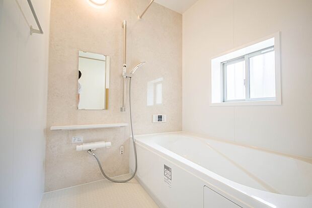 高級感溢れるカラーと大きさ・柔らかな曲線で構成された半身浴も楽しめるバスタブが心地よさをもたらします。